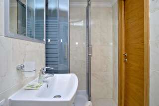 Отель Grand Apartments Киев Двухместный номер с 1 кроватью и балконом-1